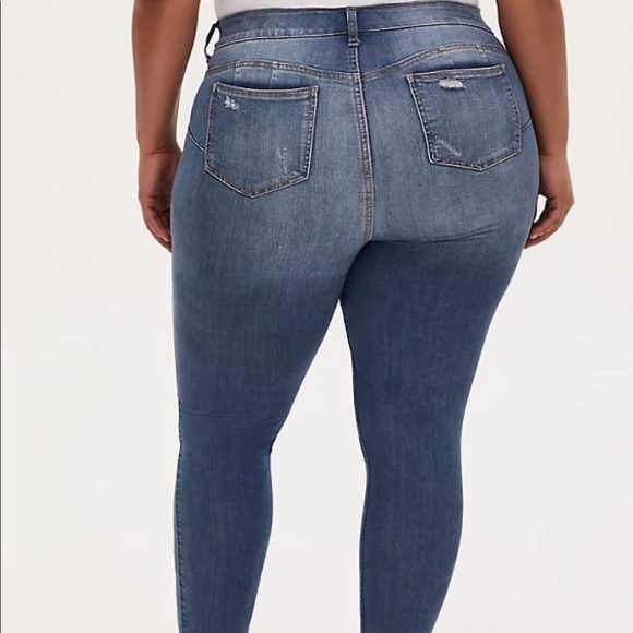 TORRID distressed bombshell skinnies - Picture 2 of 6